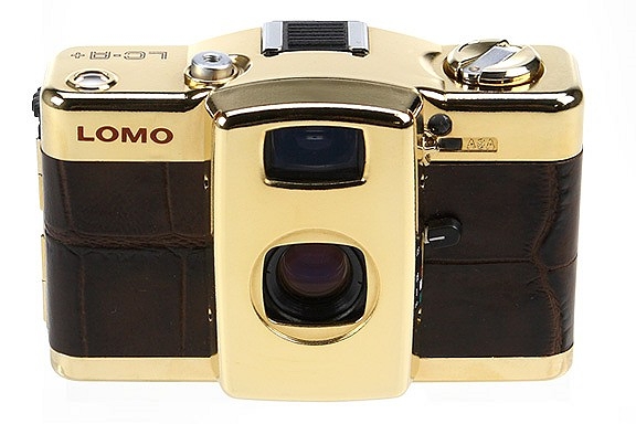 Die Vorderseite der Lomo LC-A+ Gold 35mm Kamera