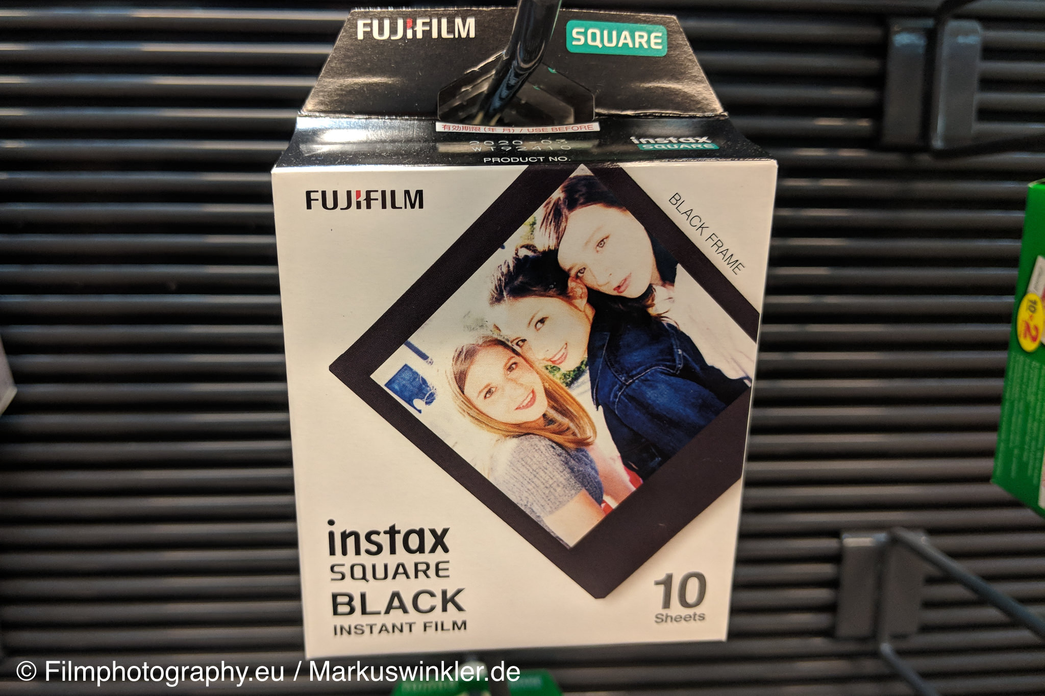 fujifilm-instax-square-black-frame-edition