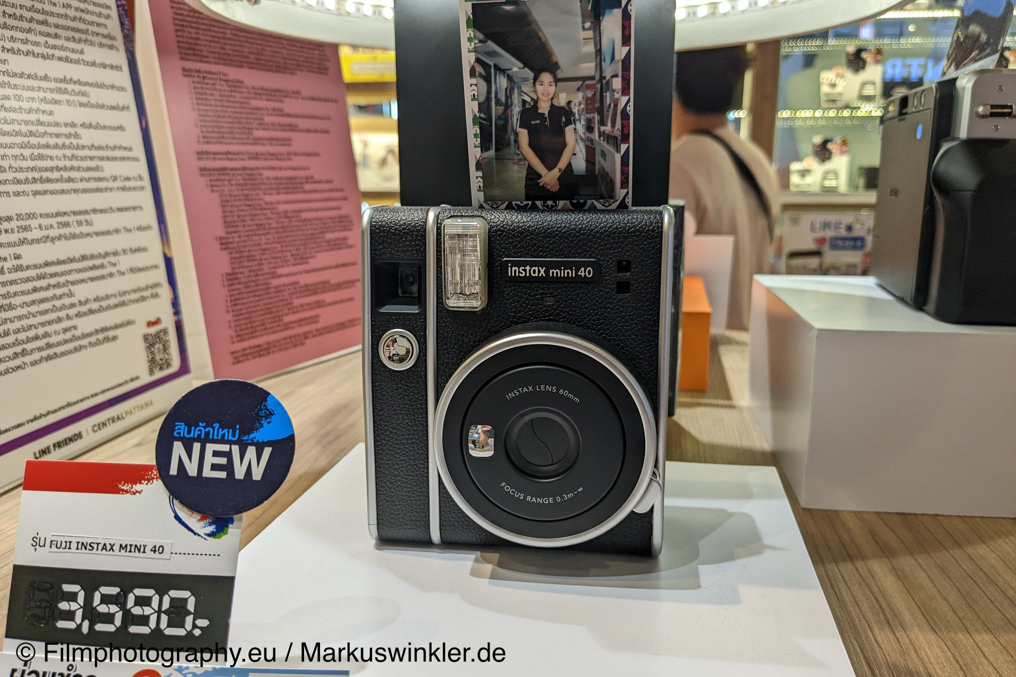 FUJIFILM instax mini 40 instant camera has a vintage look and selfie mode  option » Gadget Flow